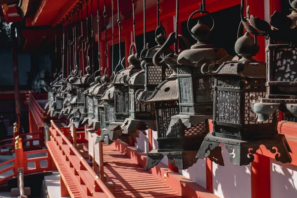 Geleneksel Japon bronz fenerleri Nara Japonya 'da bir shinto tapınağında