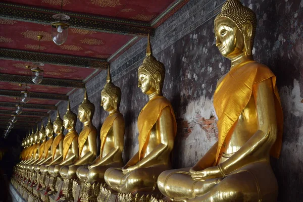 Línea Estatuas Doradas Buda Templo Wat Bangkok Tailandia — Foto de Stock