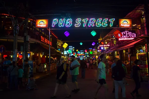 Gente Caminando Por Calle Siem Reap Pub Durante Noche — Foto de Stock