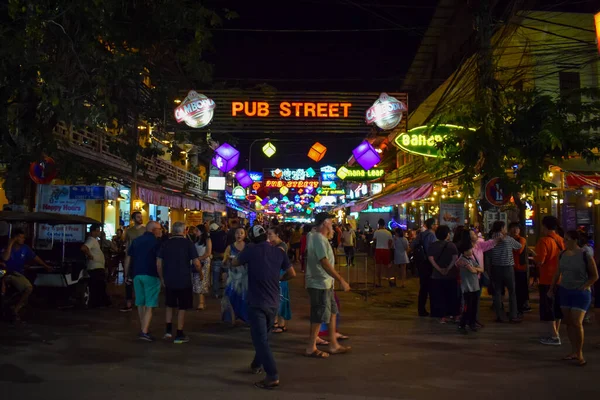 Gece Boyunca Siem Reap Pub Caddesi Nde Yürüyen Kalabalıklar - Stok İmaj