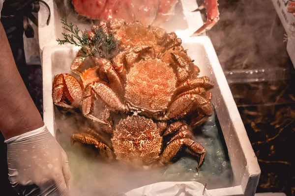Frische Meeresmuscheln In Wasser Auf Einem Fischmarkt In Kanazawa Japan Verkauft Shuck Hulle Stock Photo 239685318