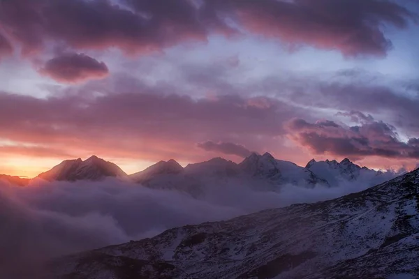 Sisli vadinin Gran Paradiso Milli Parkı, Alpler, İtalya, dramatik sahne, güzel dünya harika bir manzara. renkli sonbahar sabahı, bulutlu gökyüzü ile doğal görünümü, görkemli şafak dağ manzarası