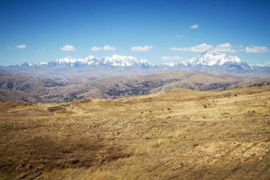 Panoramik manzaralı muhteşem yüksek dağlar, Cordillera, Andes, Peru, açık mavi gökyüzü ile bir kaç beyaz bulutlar, doğal peyzaj, duvar kağıdı, kar ile kaplı dağları
