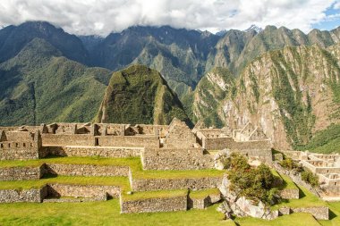 Machu Picchu, Peru. Urubamba Nehri Vadisi hakim Peru üzerinde Mountain 2.450 metersl yükseklikte bulunan antik Inca şehir. Dünyanın yeni harikası ödüllendirildi.