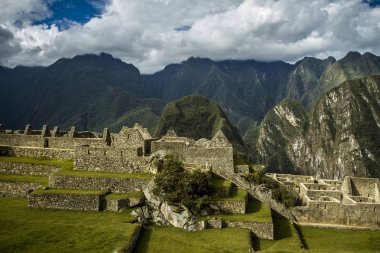 Machu Picchu, Peru. Urubamba Nehri Vadisi hakim Peru üzerinde Mountain 2.450 metersl yükseklikte bulunan antik Inca şehir. Dünyanın yeni harikası ödüllendirildi.
