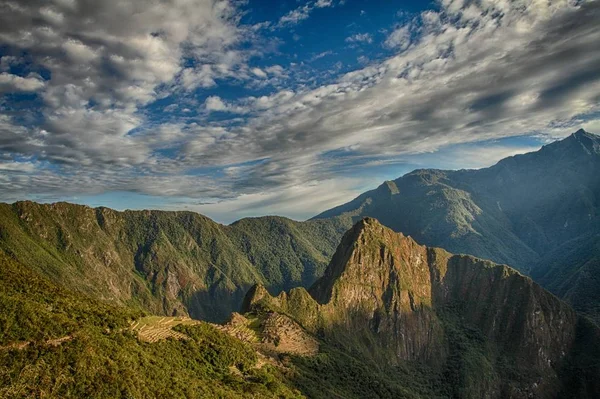 Machu Picchu, Peru. Urubamba Nehri Vadisi hakim Peru üzerinde Mountain 2.450 metersl yükseklikte bulunan antik Inca şehir. Dünyanın yeni harikası ödüllendirildi.