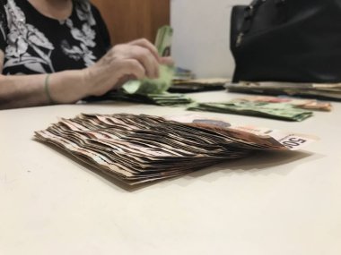 İş kadını onun Meksikalı peso sayma
