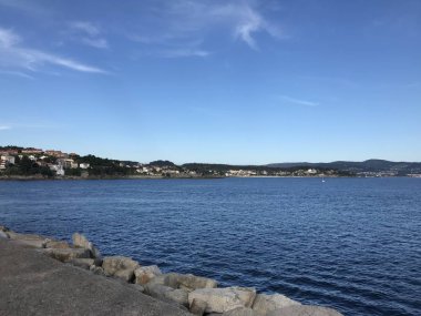 Sanxenxo Galicia İspanya kayalar bir yaz günü sırasında yukarıda okyanus manzarası