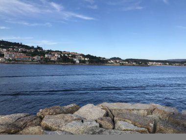 Sanxenxo Galicia İspanya kayalar bir yaz günü sırasında yukarıda okyanus manzarası