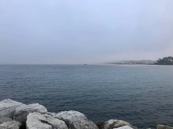 Uitzicht Oceaan Boven Rotsen Sanxenxo Galicie Spanje Tijdens Een Zomerdag — Stockfoto