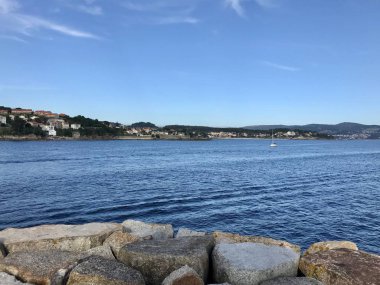 Sanxenxo Galicia İspanya kayalar bir yaz günü sırasında yukarıda okyanus manzarası