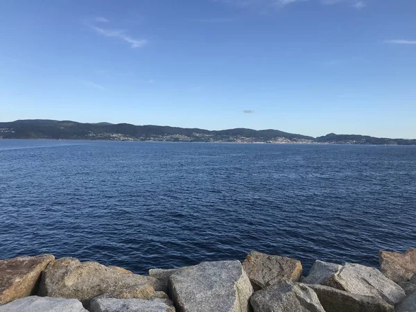 Sanxenxo Galicia İspanya kayalar bir yaz günü sırasında yukarıda okyanus manzarası