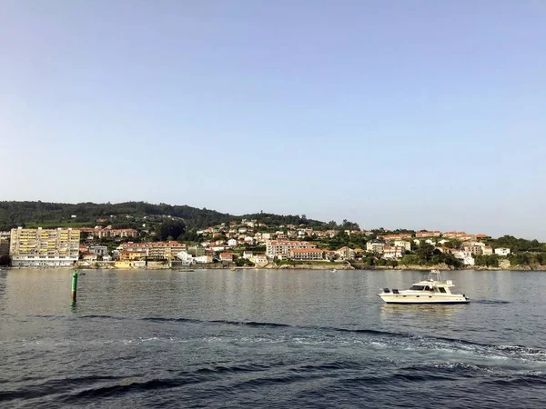 Blick Von Der Seebrücke Mit Booten Der Ferne Sanxenxo Galicia — Stockfoto