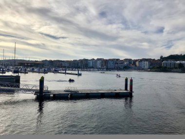 Bir yaz günü sırasında Sanxenxo Galicia İspanya limanının görünümü