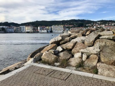 Galicia İspanya güneşli yaz gün boyunca birkaç taş yerinden limanının görünümü