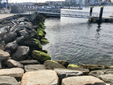 Galicia İspanya güneşli yaz gün boyunca birkaç taş yerinden limanının görünümü