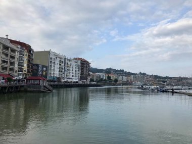 Bir yaz günü sırasında Sanxenxo Galicia İspanya limanının görünümü