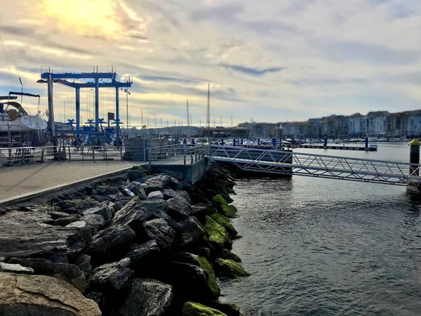 Galicia İspanya güneşli yaz gün boyunca birkaç taş yerinden limanının görünümü