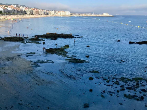 Vista Unas Personas Playa Durante Soleado Día Verano Sanxenxo Galicia — Foto de Stock