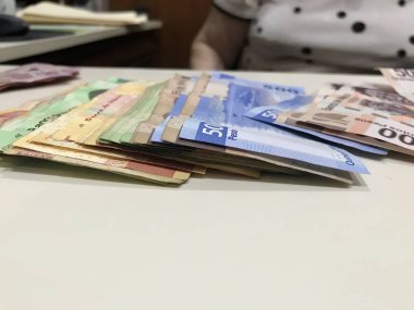 Meksika Pezosu faturaları üzerinde bej bir Resepsiyon yaymak çok karışık