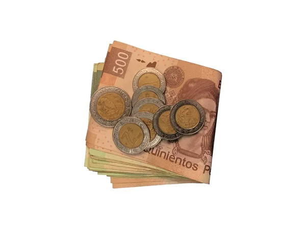 Různé mexické mince nad nějakou peso účty 100, 200 a 500 složen a seskupené izolované na bílém pozadí — Stock fotografie