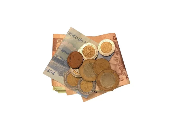 Varias monedas mexicanas sobre billetes de 100, 200 y 500 pesos plegados y agrupados aislados sobre fondo blanco —  Fotos de Stock