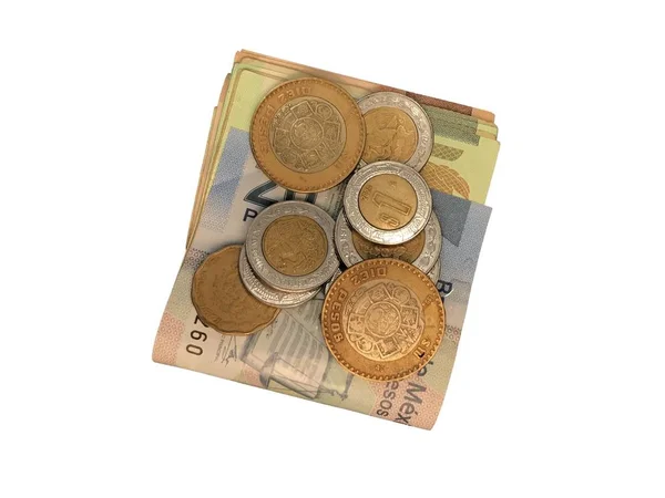 Olika mexikanska mynt ovanpå vissa peso räkningar på 100, 200 och 500 viks och grupperade isolerade på vit bakgrund — Stockfoto