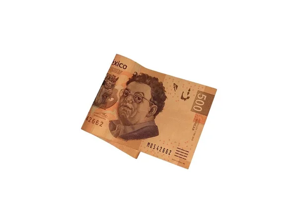 Un billete de 500 pesos mexicanos plegado aislado sobre fondo blanco — Foto de Stock