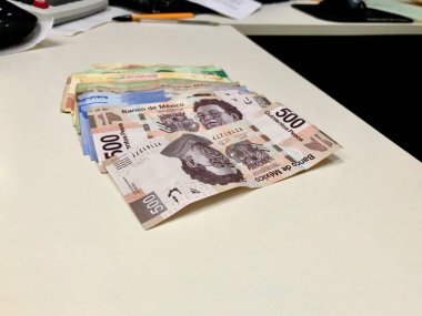 Meksika Pezosu faturaları üzerinde bej bir Resepsiyon yaymak çok karışık
