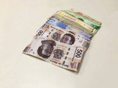 Meksika Pezosu faturaları üzerinde bej bir Resepsiyon yaymak çok karışık