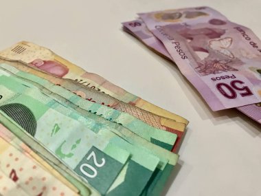 Meksika Pezosu faturaları üzerinde bej bir Resepsiyon yaymak çok karışık