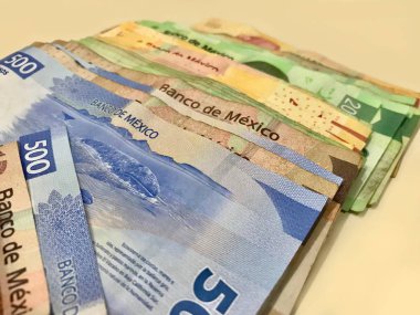 Meksika Pezosu faturaları üzerinde bej bir Resepsiyon yaymak çok karışık