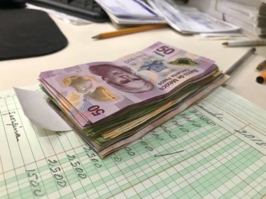 Meksika Pezosu faturaları bir masa üzerinde çok karışık