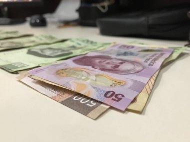 Meksika Pezosu faturaları üzerinde bej bir Resepsiyon yaymak çok karışık