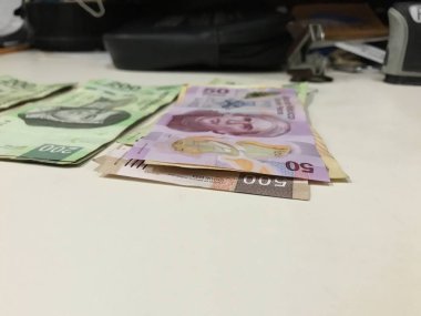 Meksika Pezosu faturaları üzerinde bej bir Resepsiyon yaymak çok karışık