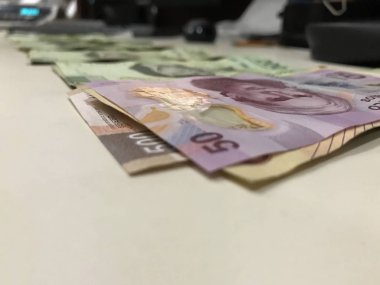 Meksika Pezosu faturaları üzerinde bej bir Resepsiyon yaymak çok karışık