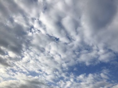 Parlak bir günde bulutlu gökyüzü