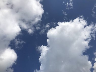 Parlak bir günde bulutlu gökyüzü