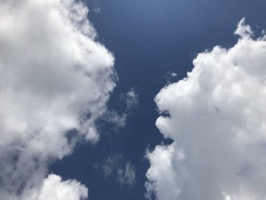 Parlak bir günde bulutlu gökyüzü