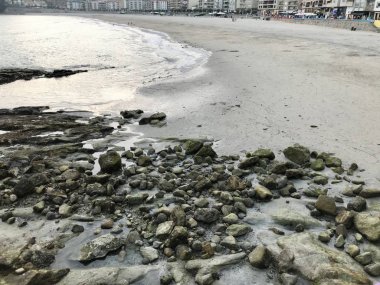 Yaz aylarında bulutlu bir gün boyunca Sanxenxo Silgar plaj sahilden plaj ve deniz manzarası