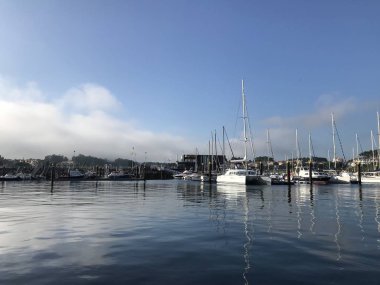 Sanxenxo Galiçya İspanya'da uzakta tekneler ile iskeleden görünümü