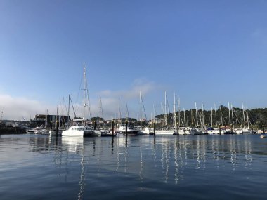 Sanxenxo Galiçya İspanya'da uzakta tekneler ile iskeleden görünümü