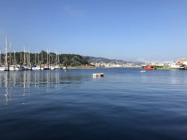Sanxenxo Galiçya İspanya'da uzakta tekneler ile iskeleden görünümü
