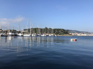 Sanxenxo Galiçya İspanya'da uzakta tekneler ile iskeleden görünümü