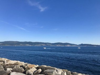 Sanxenxo Galiçya İspanya'da uzakta tekneler ile iskeleden görünümü