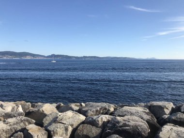 Sanxenxo Galiçya İspanya'da uzakta tekneler ile iskeleden görünümü