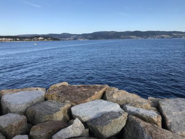 Sanxenxo Galiçya İspanya kayaların üzerinde okyanus görünümü