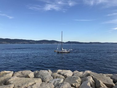 Sanxenxo Galiçya İspanya'da uzakta tekneler ile iskeleden görünümü