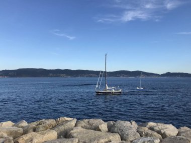Sanxenxo Galiçya İspanya'da uzakta tekneler ile iskeleden görünümü