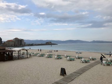 Yaz aylarında bulutlu bir gün boyunca Sanxenxo Silgar plaj sahilden plaj ve deniz manzarası